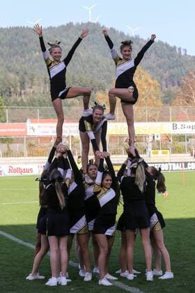 Die Cheerleader des FT 1844 Freiburg ( Nuggets ) sorgten vor dem Spiel für Stimmung, Cheerleading, Akrobatik, Fussball, Allianz Frauen-Bundesliga, SC Freiburg - 1. FFC Frankfurt, xozx