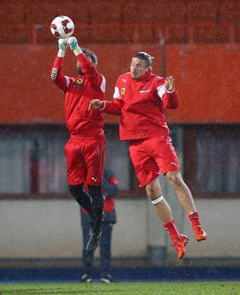 SOCCER - AUT vs SUI, friendly match, preview VIENNA,AUSTRIA,15.NOV.15 - SOCCER - OEFB international match Länderspiel Austria vs Switzerland, friendly match, preview, training team AUT. Image shows Ramazan Oezcan and Sebastian Proedl (AUT). GEPAxpictures xChristianxOrt