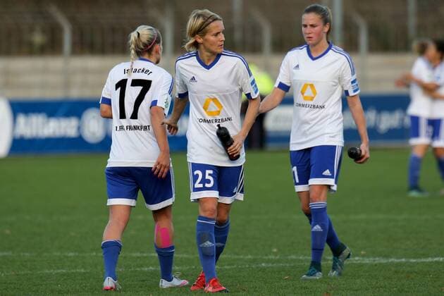v.li.: Mandy Islacker (Frankfurt, 17), Saskia Bartusiak (Frankfurt, 25) und Ana-Maria Crnogorcevic (Frankfurt, 21) verlassen enttäuscht den Platz, Fussball, Allianz Frauen-Bundesliga, SC Freiburg - 1. FFC Frankfurt, xozx