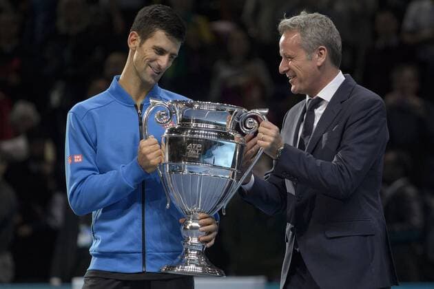 15.11.2015. The O2, London, England. ATP Tennis Herren Tennis Tour Finals. Day 1. Novak Djokovic is presented with the trophy for finishing top in the Emirates ATP Rankings. xStephenxBartholomewx  ActionPlus11681893