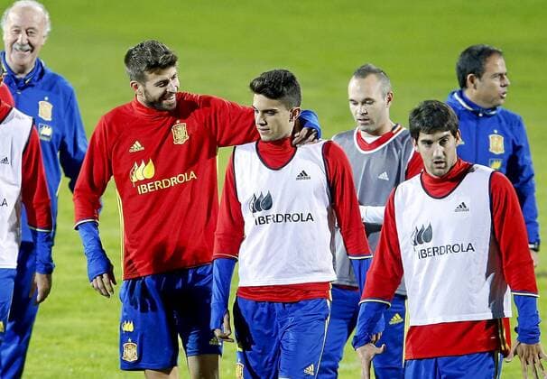 Fußball, Training Nationalmannschaft Spanien Entrenamiento de la Seleccion de Espana. En la imagen, Pique y Bartra. Spain s training session. In this picture, Pique and Bartra. xBEATRIZxGUZMANx 