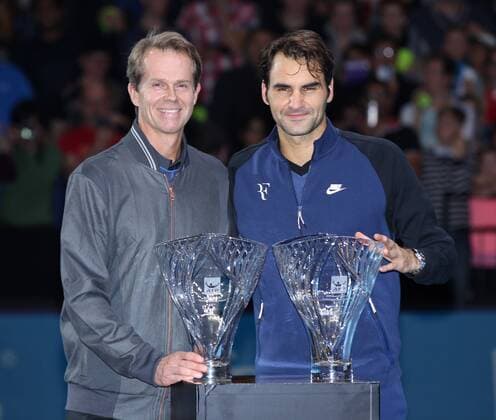 Tennis, Roger Federer gewinnt ATP-Turnier in London TENNIS - ATP Tennis Herren World Tour Finals 2015 LONDON,ENGLAND,15.NOV.15 - TENNIS - ATP World Tour, World Tour Finals 2015. Image shows Stefan Edberg and Roger Federer (SUI). Keywords: trophy. GEPAxpictures xAlanxGrieves