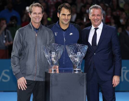Tennis, Roger Federer gewinnt ATP-Turnier in London TENNIS - ATP Tennis Herren World Tour Finals 2015 LONDON,ENGLAND,15.NOV.15 - TENNIS - ATP World Tour, World Tour Finals 2015. Image shows Stefan Edberg, Roger Federer (SUI) and Chris Kermode. Keywords: trophy. GEPAxpictures xAlanxGrieves