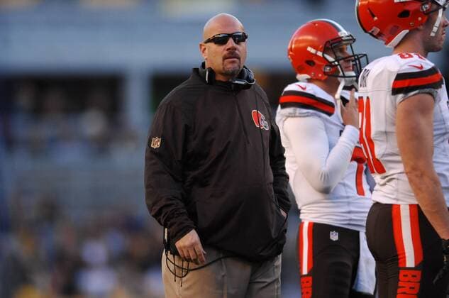 November 15th, 2015: Head Coach Mike Pettine during the Cleveland Browns vs Pittsburgh Steelers game at Heinz Field in Pittsburgh, PA. NFL American Football Herren USA 2015: Browns vs Steelers NOV 15 - ZUMAcp5_