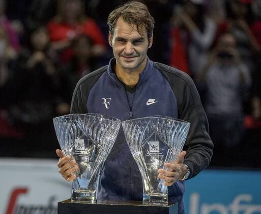 Tennis, Roger Federer gewinnt ATP-Turnier in London 15.11.2015. The O2, London, England. ATP Tennis Herren Tennis Tour Finals. Day 1. Roger Federer (SUI) 3 collects a fans award and sportsmanship after his straight sets win over Tomas Berdych (CZE) 6 . xStephenxBartholomewx  ActionPlus11682024