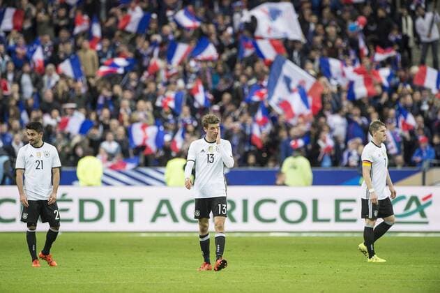 v.l. Ilkay GUENDOGAN (GÜNDOGAN), Thomas MUELLER (MÜLLER) , Bastian SCHWEINSTEIGER, (GER) enttaeuscht nach dem Tor zum 2:0, im Stadion, Stade de France, Fussball Laenderspiel, Freundschaftsspiel, Frankreich (FRA) - Deutschland (GER) 2:0, am 13.11.2015 in Paris Frankreich.