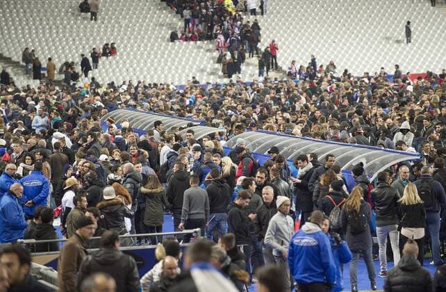 Zuschauer und Fans nach dem Spiel im Innenraum im Stade de France, Uebersicht, Terror, Terroranschlag, terroristischer Anschlag, Feature, Stadion, Fussball Laenderspiel, Freundschaftsspiel, Frankreich (FRA) - Deutschland (GER) 2:0, am 13.11.2015 in Paris Frankreich.