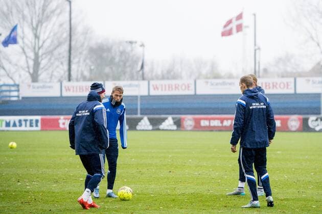 Fußball, Nationalteam Dänemark, Training 151116 Danmarks Viktor Fischer värmer upp inför en träning med Danmarks landslag i fotboll den 16 november 2015 i Helsingör.  Copyright: LUDVIGxTHUNMAN BB151116LT002