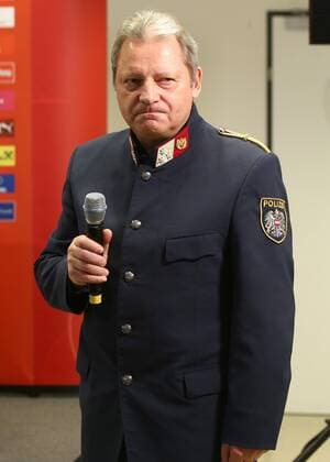 Fußball, Nationalteam Österreich, PK SOCCER - AUT vs SUI, friendly match, preview VIENNA,AUSTRIA,16.NOV.15 - SOCCER - OEFB international match Länderspiel Austria vs Switzerland, friendly match, preview, press conference PK Pressekonferenz team AUT. Image shows police commander Karlheinz Zeiler. GEPAxpictures xChristianxOrt