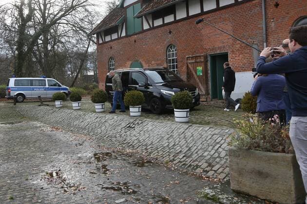 Polizeieskorte bringt das Fahrzeug mit Bundestrainer Joachim Loew und Manager Oliver Bierhoff zum Rittergut Eckerde - Pressekonferenz der Deutschen Nationalmannschaft, Rittergut Eckerde