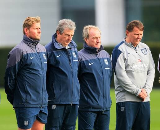 Fußball, Nationalmannschaft Englands gedenkt bei Schweigeminute der Opfer von Paris England s Roy Hodgson pays his respects during a minutes silence England Training - Tottenham Hotspur Training Ground - England - 16th November 2015 - Picture David Klein Sportimage EDITORIAL USE ONLY. No use with unauthorised audio, video, data, fixture lists, club league logos or live services. Online in-match use limited to 120 images, no video emulation. No use in betting, games or single club league player publications.