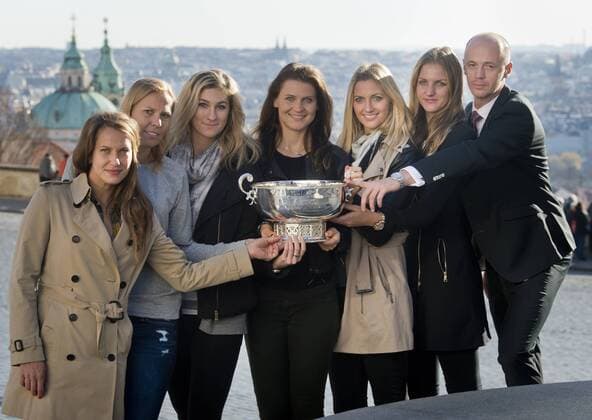 Tennis, Fotoshooting mit tschechischen Siegerinnen in Prag Czech tennis players from left to right Barbora Strycova, Lucie Hradecka, Denisa Allertova, Lucie Safarova, Petra Kvitova, Karolina Pliskova and non-playing captain Petr Pala pose for photo with trophy from Fed Cup 2015 in Prague, Czech Republic, on November 16, 2015. (CTKxPhoto VitxSimanek) CTKPhotoP201511160419801  VIS 001