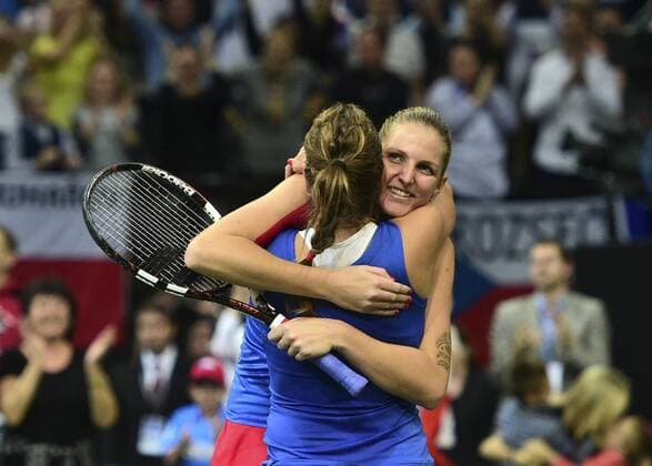 Tennis, Tschechien gewinnt Fed Cup Czech Republic team players Barbora Strycova (backward) and Karolina Pliskova celebrate after winning the Fed Cup tennis final match between Czech Republic and Russia in Prague, Czech Republic, November 15, 2015. Czech Republic beat Russia in tennis Fed Cup final 3-2 and defended title. (CTKxPhoto MichalxKamaryt) CTKPhotoP201511150711201  KMT_8142