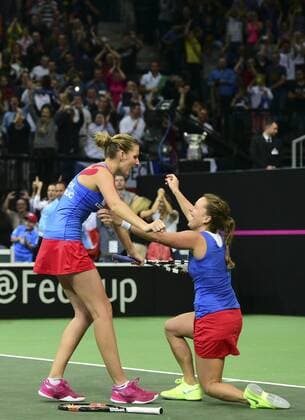 Tennis, Tschechien gewinnt Fed Cup Czech Republic team players Barbora Strycova (right) and Karolina Pliskova celebrate after winning the Fed Cup tennis final match between Czech Republic and Russia in Prague, Czech Republic, November 15, 2015. Czech Republic beat Russia in tennis Fed Cup final 3-2 and defended title. (CTKxPhoto MichalxKamaryt) CTKPhotoP201511150711301  KMT_8137