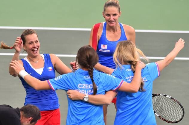 Tennis, Tschechien gewinnt Fed Cup Czech Republic team players Barbora Strycova (left) and Karolina Pliskova (right) celebrate after winning the Fed Cup tennis final match between Czech Republic and Russia in Prague, Czech Republic, November 15, 2015. Czech Republic beat Russia in tennis Fed Cup final 3-2 and defended title. (CTKxPhoto VitxSimanek) CTKPhotoP201511150718401  VIS_8389
