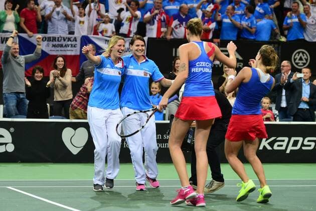 Tennis, Tschechien gewinnt Fed Cup Czech Republic team players Petra Kvitova (from left), Lucie Safarova, Karolina Pliskova, Barbora Strycova celebrate after winning the Fed Cup tennis final match between Czech Republic and Russia in Prague, Czech Republic, November 15, 2015. Czech Republic beat Russia in tennis Fed Cup final 3-2 and defended title. (CTKxPhoto MichalxKamaryt) CTKPhotoP201511150722401  KMT_8147