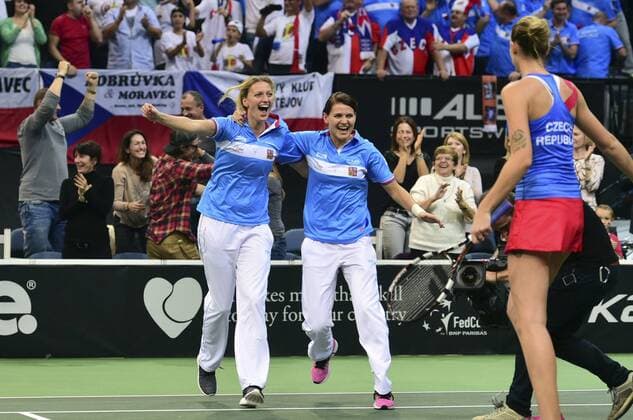 Tennis, Tschechien gewinnt Fed Cup Czech Republic team players Petra Kvitova (from left), Lucie Safarova and Karolina Pliskova celebrate after winning the Fed Cup tennis final match between Czech Republic and Russia in Prague, Czech Republic, November 15, 2015. Czech Republic beat Russia in tennis Fed Cup final 3-2 and defended title. (CTKxPhoto MichalxKamaryt) CTKPhotoP201511150728401  KMT_8156