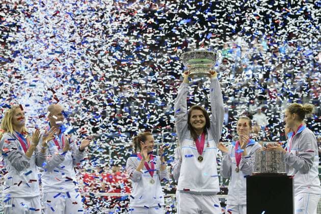 Tennis, Tschechien gewinnt Fed Cup Czech Republic team player Lucie Safarova celebrates during the awarding ceremony for the Fed Cup tennis final match between Czech Republic and Russia in Prague, Czech Republic, November 15, 2015. Czech Republic beat Russia in tennis Fed Cup final 3-2 and defended title. (CTKxPhoto xMichalxKamaryt) CTKPhotoP201511150750701  kmt 32