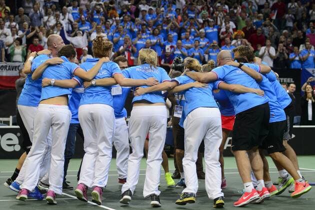 Tennis, Tschechien gewinnt Fed Cup Czech Republic team players celebrate after winning the Fed Cup tennis final match between Czech Republic and Russia in Prague, Czech Republic, November 15, 2015. Czech Republic beat Russia in tennis Fed Cup final 3-2 and defended title. (CTKxPhoto MichalxKamaryt) CTKPhotoP201511150757401  kmt 35 K