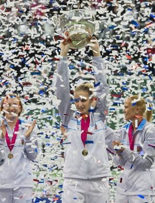 Tennis, Tschechien gewinnt Fed Cup Czech Republic team player Karolina Pliskova celebrates during the awarding ceremony for the Fed Cup tennis final match between Czech Republic and Russia in Prague, Czech Republic, November 15, 2015. Czech Republic beat Russia in tennis Fed Cup final 3-2 and defended title. (CTKxPhoto VitxSimanek) CTKPhotoP201511150758701  VIS 033