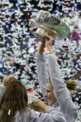 Tennis, Tschechien gewinnt Fed Cup Czech Republic team player Karolina Pliskova celebrates during the awarding ceremony for the Fed Cup tennis final match between Czech Republic and Russia in Prague, Czech Republic, November 15, 2015. Czech Republic beat Russia in tennis Fed Cup final 3-2 and defended title. (CTKxPhoto MichalxKamaryt) CTKPhotoP201511150760001  kmt 36 Konec