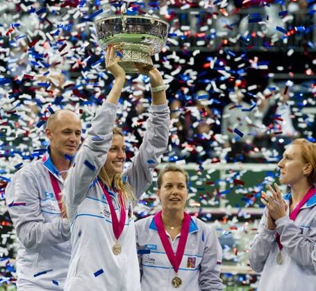 Tennis, Tschechien gewinnt Fed Cup Czech Republic team players Petr Pala (captain), Petra Kvitova, Barbora Strycova, Tereza Smitkova celebrate during the awarding ceremony for the Fed Cup tennis final match between Czech Republic and Russia in Prague, Czech Republic, November 15, 2015. Czech Republic beat Russia in tennis Fed Cup final 3-2 and defended title. (CTKxPhoto VitxSimanek) CTKPhotoP201511150768701  VIS 035
