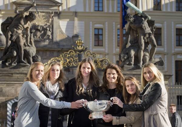 Tennis, Fotoshooting mit tschechischen Siegerinnen in Prag Czech tennis players from left to right Lucie Hradecka, Denisa Allertova, Karolina Pliskova, Lucie Safarova, Barbora Strycova and Petra Kvitova pose for photo with the trophy from Fed Cup 2015 in Prague, Czech Republic, on November 16, 2015. The Czech Republic beat Russia in the tennis Fed Cup final 3-2 and defended last year s title. (CTKxPhoto VitxSimanek) CTKPhotoP201511160443801  VIS 003