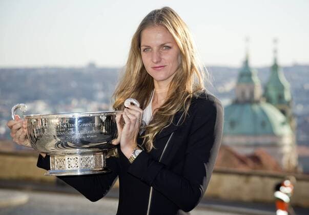 Tennis, Fotoshooting mit tschechischen Siegerinnen in Prag Czech tennis player Karolina Pliskova poses for photo with the trophy from Fed Cup 2015 in Prague, Czech Republic, on November 16, 2015. The Czech Republic beat Russia in the tennis Fed Cup final 3-2 and defended last year s title. (CTKxPhoto VitxSimanek) CTKPhotoP201511160444001  VIS 004