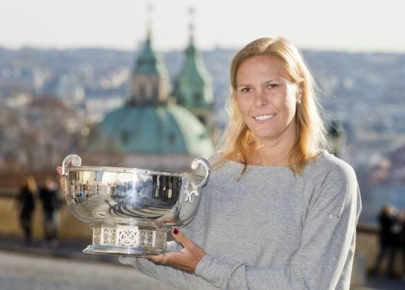 Tennis, Fotoshooting mit tschechischen Siegerinnen in Prag Czech tennis player Lucie Hradecka poses for photo with the trophy from Fed Cup 2015 in Prague, Czech Republic, on November 16, 2015. The Czech Republic beat Russia in the tennis Fed Cup final 3-2 and defended last year s title. (CTKxPhoto VitxSimanek) CTKPhotoP201511160444401  VIS 007