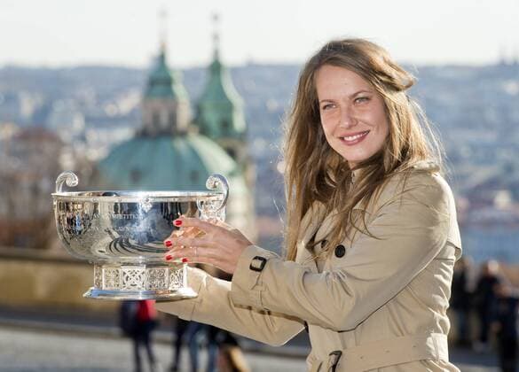 Tennis, Fotoshooting mit tschechischen Siegerinnen in Prag Czech tennis player Barbora Strycova poses for photo with the trophy from Fed Cup 2015 in Prague, Czech Republic, on November 16, 2015. The Czech Republic beat Russia in the tennis Fed Cup final 3-2 and defended last year s title. (CTKxPhoto VitxSimanek) CTKPhotoP201511160444601  VIS 008