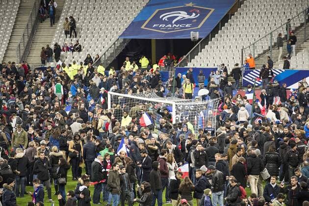 Feature, Zuschauer und Fans nach dem Spiel im Innenraum im Stade de France, Uebersicht, Terror, Terroranschlag, terroristischer Anschlag, Fussball Laenderspiel, Freundschaftsspiel, Frankreich (FRA) - Deutschland (GER) 2:0, am 13.11.2015 in Paris Frankreich.