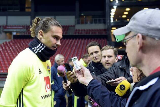 Fußball, Training Nationalteam Schweden in Kopenhagen 151116 Sveriges Erik Johansson intervjuas av media inför Sveriges fotbollslandslags träning den 16 november 2015 i Köpenhamn.  Copyright: JOELxMARKLUND BB151116JM003