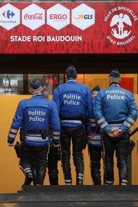 Fußball, Nationalteam Belgien, Polizei sichert das Training in Brüssel - BRUSSELS, BELGIUM: Illustration picture shows policemen pictured ahead of a training session of the Red Devils, the Belgian national soccer team, Monday 16 November 2015, in Brussels. Tomorrow the Devils are playing Spain in preparation of the Euro2016 European Championships. BRUNOxFAHY  x04741289x