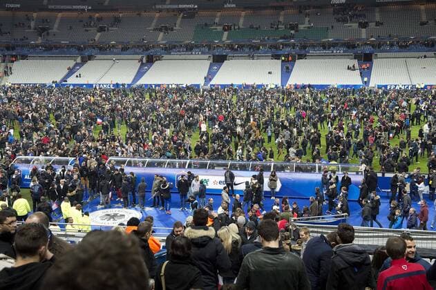 Feature, Zuschauer und Fans nach dem Spiel im Innenraum im Stade de France, Uebersicht, Terror, Terroranschlag, terroristischer Anschlag, Fussball Laenderspiel, Freundschaftsspiel, Frankreich (FRA) - Deutschland (GER) 2:0, am 13.11.2015 in Paris Frankreich.