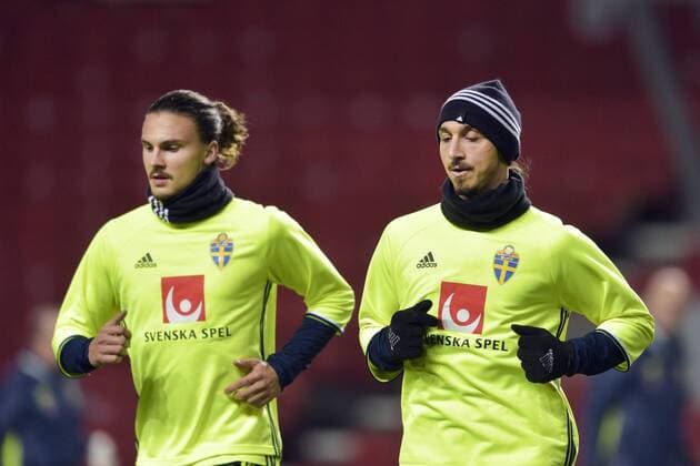 Fußball, Training Nationalteam Schweden in Kopenhagen 151116 Sveriges Erik Johansson och Zlatan Ibrahimovic Training Schweden Nationalteam in Kopenhagen.  Copyright: JOELxMARKLUND BB151116JM011