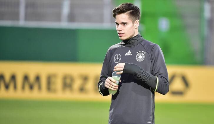 16.11.2015 - U-21 Junioren - U-21 Nationalmannschaft Deutschland Germany - Training - - Julian Weigl ( 6, Deutschland ) trinkt