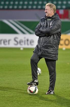 16.11.2015 - U-21 Junioren - U-21 Nationalmannschaft Deutschland Germany - Training - - Horst Hrubesch ( Trainer U21 U 21 Deutschland ) beobachtet zufrieden