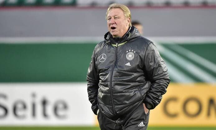 16.11.2015 - U-21 Junioren - U-21 Nationalmannschaft Deutschland Germany - Training - - Horst Hrubesch ( Trainer U21 U 21 Deutschland ) ruft