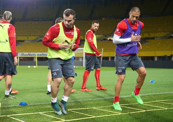 Fußball, Training Nationalmannschaft Schweiz SOCCER - AUT vs SUI, friendly match, preview VIENNA,AUSTRIA,16.NOV.15 - SOCCER - OEFB international match Länderspiel Austria vs Switzerland, friendly match, preview, final training team SUI. Image shows Xherdan Shaqiri and Goekhan Inler (SUI). GEPAxpictures xChristianxOrt