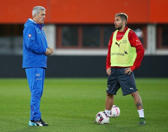 Fußball, Training Nationalmannschaft Schweiz SOCCER - AUT vs SUI, friendly match, preview VIENNA,AUSTRIA,16.NOV.15 - SOCCER - OEFB international match Länderspiel Austria vs Switzerland, friendly match, preview, final training team SUI. Image shows head coach Vladimir Petkovic and Valon Behrami (SUI). GEPAxpictures xChristianxOrt