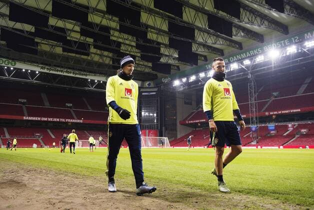 Fußball, Training Nationalteam Schweden in Kopenhagen 151116 Zlatan Ibrahimovic och Alexander Milosevic lämnar Sveriges fotbollslandslags träning den 16 november 2015 i Köpenhamn.  Copyright: JOELxMARKLUND BB151116JM017