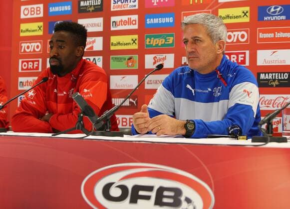 Fußball, PK Nationalteam Schweiz SOCCER - AUT vs SUI, friendly match, preview VIENNA,AUSTRIA,16.NOV.15 - SOCCER - OEFB international match Länderspiel Austria vs Switzerland, friendly match, preview, press conference PK Pressekonferenz team SUI. Image shows Johan Djourou and head coach Vladimir Petkovic (SUI). GEPAxpictures xChristianxOrt