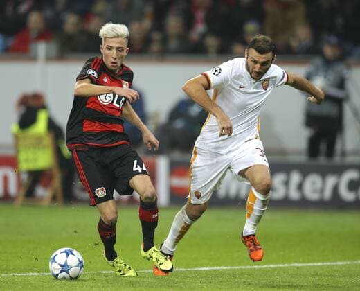 Foto: Kevin Kampl - Bayer 04 , gegen Vasilis Torosidis Fussball - Championsleague am Di. 20.10.2015 Gruppenphase, Bayer 04 Leverkusen - AS Rom 4 - 4