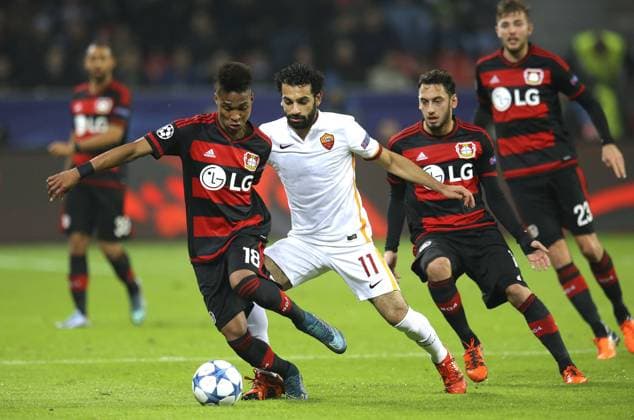 Foto: Wendell - Bayer 04 gegen Mohamed Salah (weiss , Rom ) Fussball - Championsleague am Di. 20.10.2015 Gruppenphase, Bayer 04 Leverkusen - AS Rom