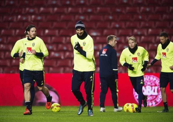Fußball, Training Nationalteam Schweden in Kopenhagen 151116 Gustav Svensson och Zlatan Ibrahimovic Training Schweden Nationalteam in Kopenhagen.  Copyright: JOELxMARKLUND BB151116JM037