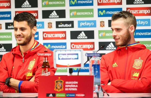 Fußball, PK Nationalteam Spanien - BRUSSELS, BELGIUM: Spain s Alvaro Morata and Spain s goalkeeper David de Gea pictured during a press conference PK Pressekonferenz of the Spanish national soccer team, Monday 16 November 2015, in Brussels. Tomorrow Spain is playing the Red Devils, the Belgian national soccer team, in preparation of the Euro2016 European Championships. VIRGINIExLEFOUR  x04741427x