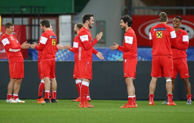 SOCCER - AUT vs SUI, friendly match, preview VIENNA,AUSTRIA,16.NOV.15 - SOCCER - OEFB international match Länderspiel Austria vs Switzerland, friendly match, preview, final training team AUT. Image shows Christian Fuchs and Gyoergy Garics (AUT). GEPAxpictures xChristianxOrt