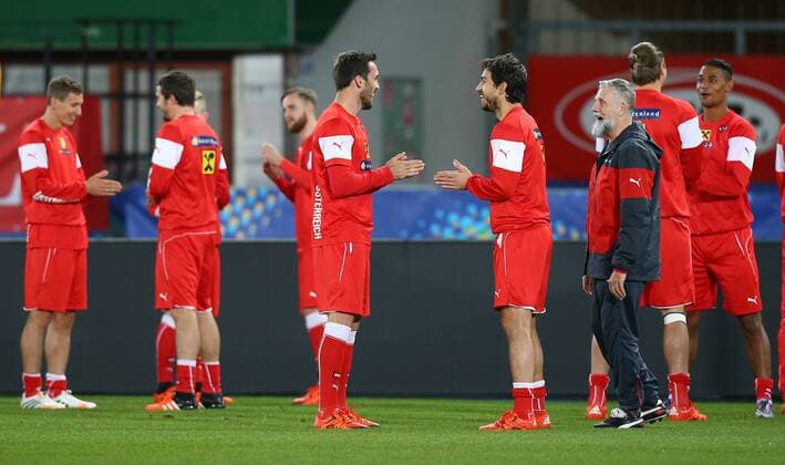 SOCCER - AUT vs SUI, friendly match, preview VIENNA,AUSTRIA,16.NOV.15 - SOCCER - OEFB international match Länderspiel Austria vs Switzerland, friendly match, preview, final training team AUT. Image shows Christian Fuchs, Gyoergy Garics and athlete coach Roger Spry (AUT). GEPAxpictures xChristianxOrt