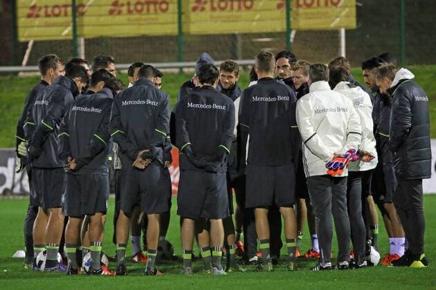 Teambesprechung mit Bundestrainer Joachim Loew - Training der Deutschen Nationalmannschaft, Sportschule Barsinghausen