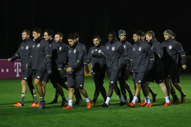 Mannschaft macht sich warm - Training der Deutschen Nationalmannschaft, Sportschule Barsinghausen